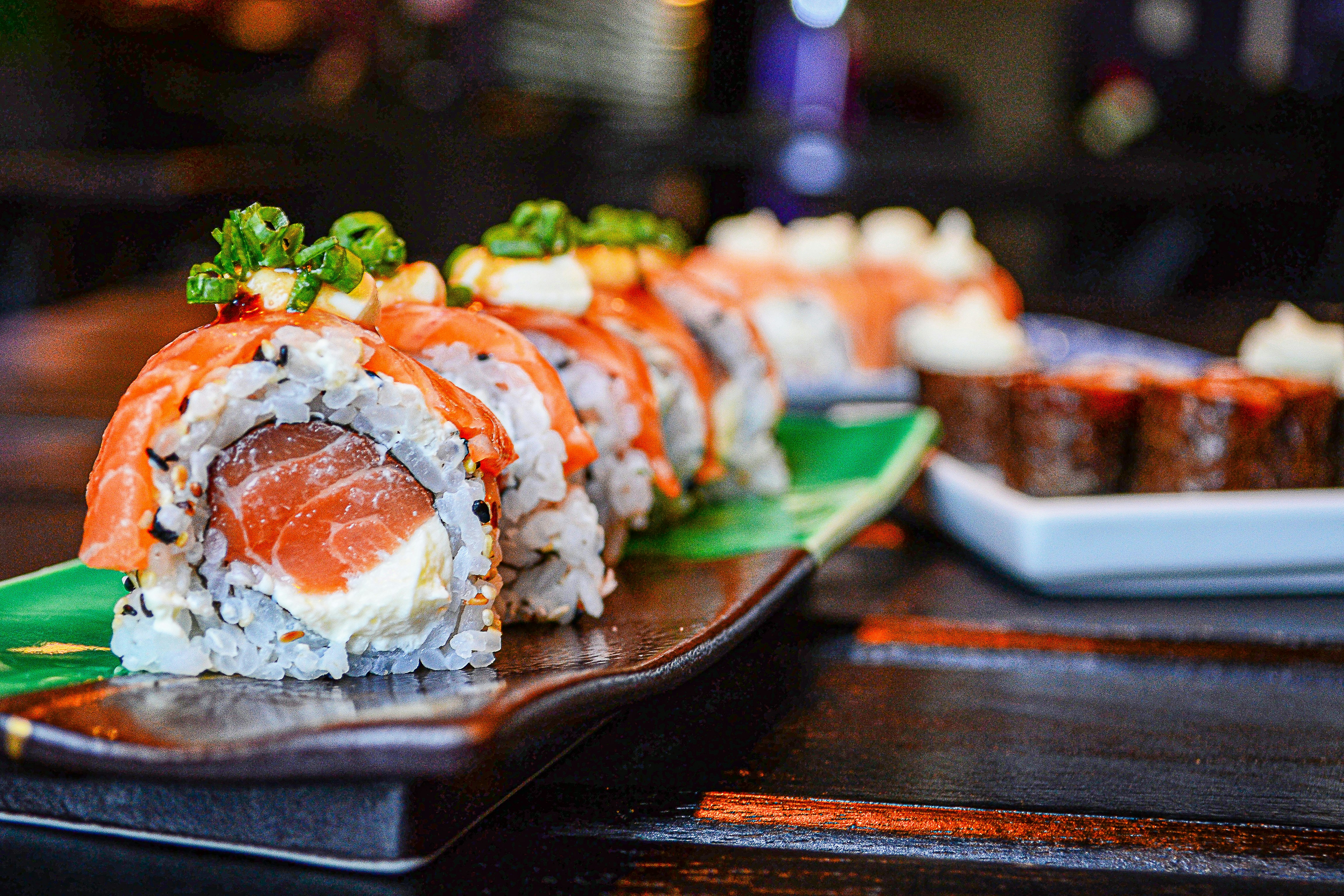 Sushi servert på fat